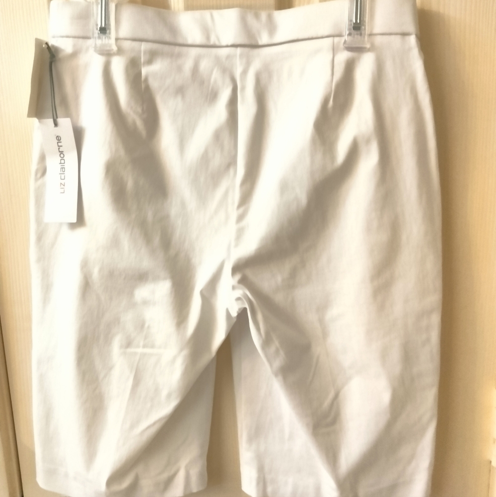 Liz Claiborne, shorts. Buttons on sides pockets.